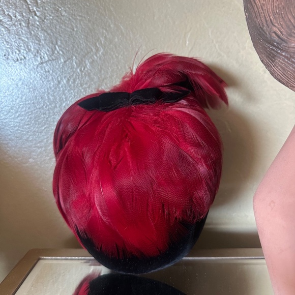 ELEGANT 1950s\' BLACK VELOUR FELT COCKTAIL HAT WITH RED FEATHER TRIM main image 10